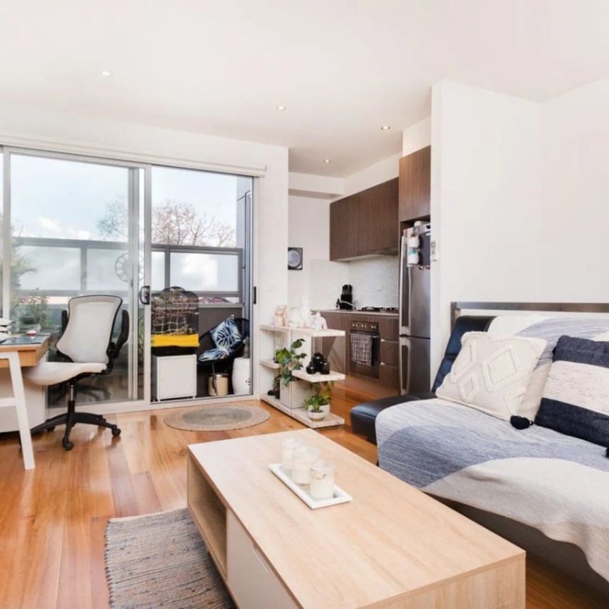 Unique and Quiet North Melbourne Abode - Photo 1