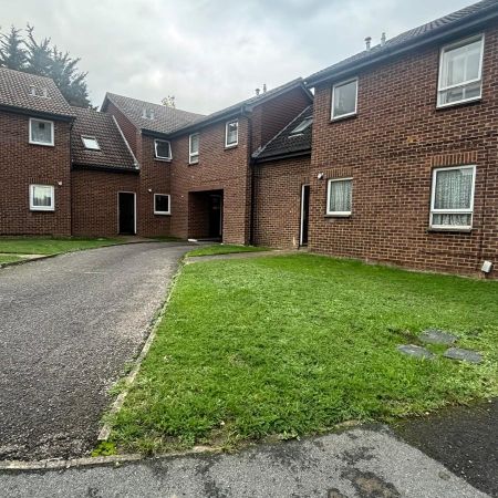 Fotheringay Gardens, Berkshire, SL1 - Photo 4