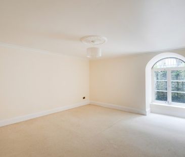 3 Bed Flat - Photo 3