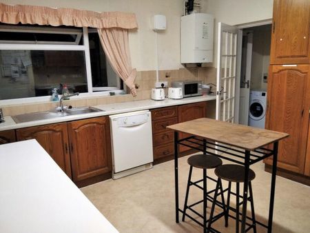 1 bedroom in a house share to rent - Photo 3