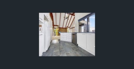 Great location with ocean views! Potential for dual living! - Photo 5