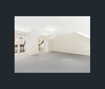 Private Townhouse in Quiet & Convenient Location - Photo 1