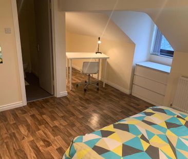 Ensuite Room 4, 26c Brookvale Ave, Belfast, BT14 6BW - Photo 3