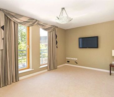 Elegant Four-Bedroom Townhouse with Roof Terrace, Garage & Garden ... - Photo 3