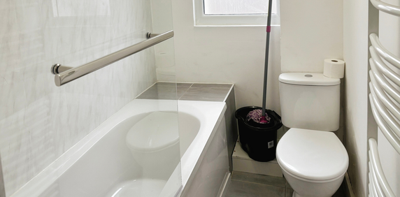 1 bedroom property to rent Priory Crescent, Southend-on-Sea, Essex, SS2 - Photo 2