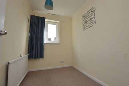 3 Bedroom Semi-Detached House - Photo 2