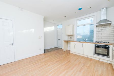 2 bedroom terraced house to rent - Photo 4