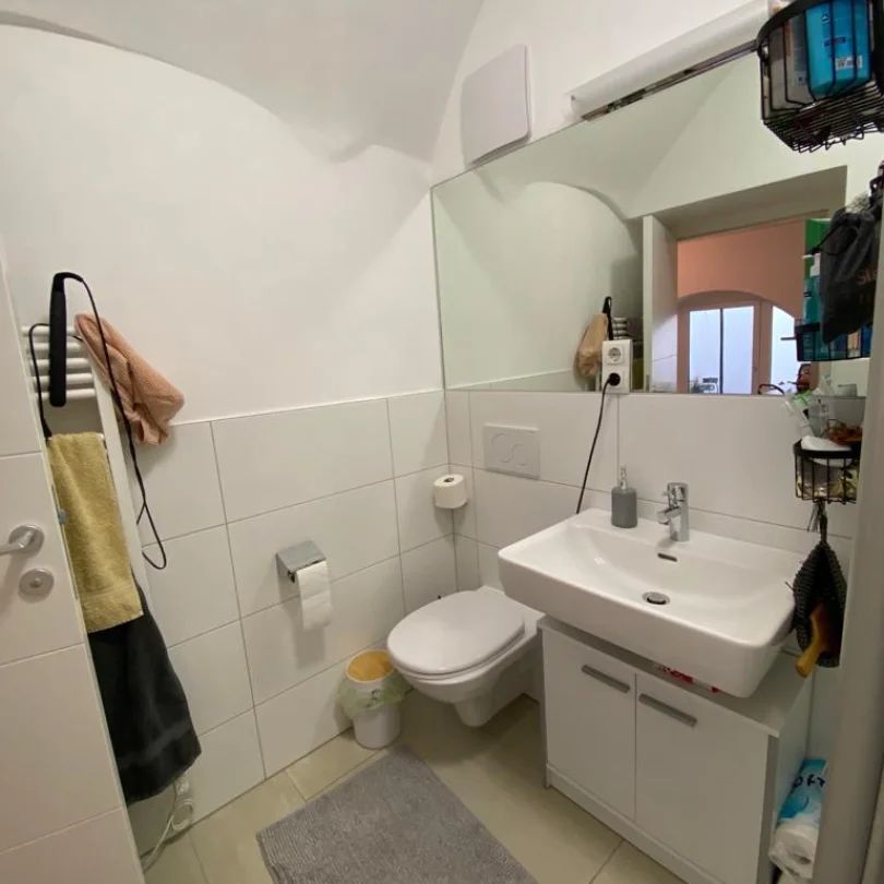 Einzigartige 2-Zimmer-Wohnung in top renoviertem Altbau mit Terrasse + Balkon und möblierter Küche im Stadtzentrum von Schärding - Foto 1