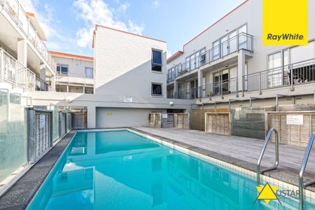 Excellent 1-Bedroom Apartment: Pool Access, Storage & Two Car Parks in Onehunga Central (unfurnished - Photo 4