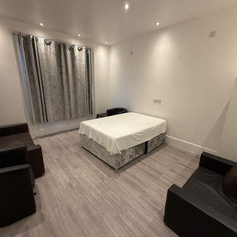 1 bedroom in a house share to rent - Photo 1