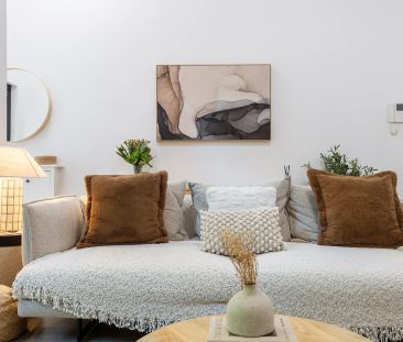 Magnificent Double Brick Apartment In A Boutique Block: High Ceilin... - Photo 3