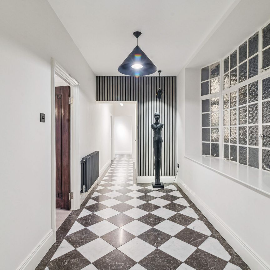 Warwick Gardens, W14 - Photo 1