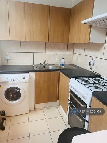 4 bedroom terraced house to rent - Photo 5