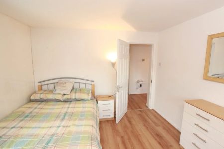 Paul Street – Room 3 - Photo 5