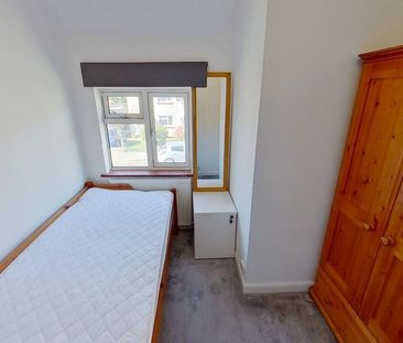 4 bedroom semi-detached house to rent - Photo 5