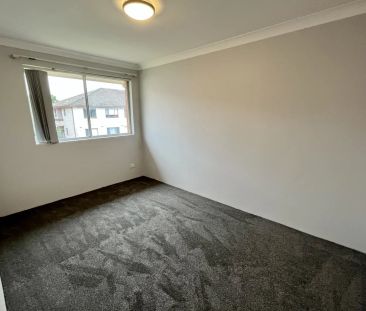 Spacious & Sunlit 2-bedroom unit with lockup garage - Photo 4