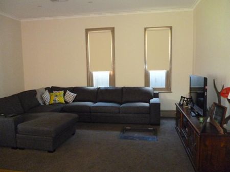 Central Family Home! - Photo 3