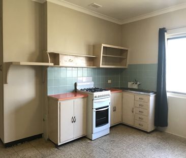 Spacious Flat in The Heart of East Brisbane - Close to Everything! - Photo 2