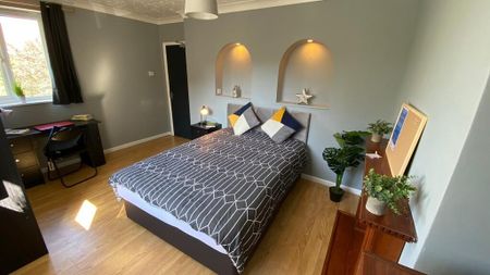 3 bedroom flat to rent - Photo 3