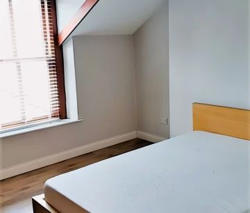 5 Bed 2 Bath - Photo 3