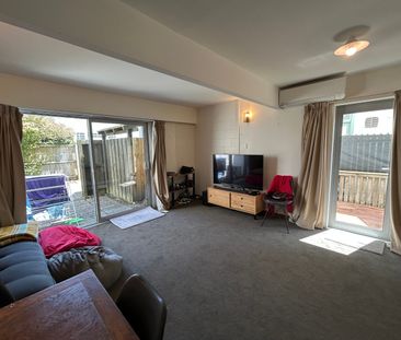 Lock & leave 2 bedroom townhouse in St Albans - Photo 2