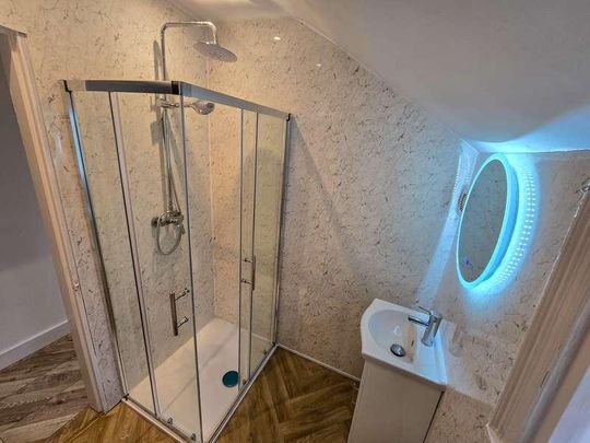 Room In Bed Ensuite House - Sherwin Grove, NG7 - Photo 1