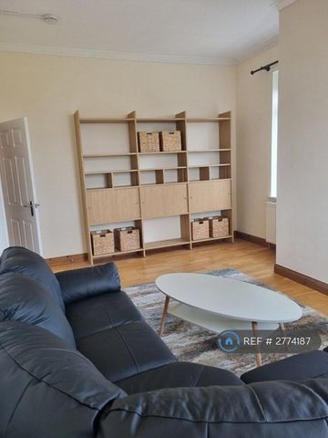 3 bedroom flat to rent - Photo 2