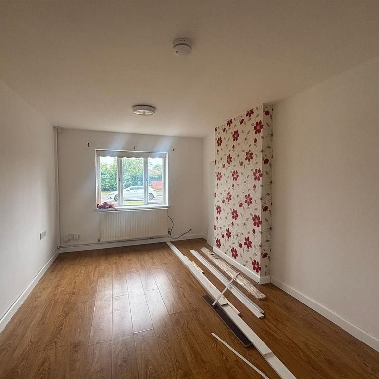 2 bedroom end of terrace house to rent - Photo 1