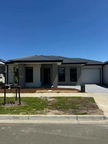 6 Arvo Way, Berwick VIC 3806 - House For Rent | Domain - Photo 2