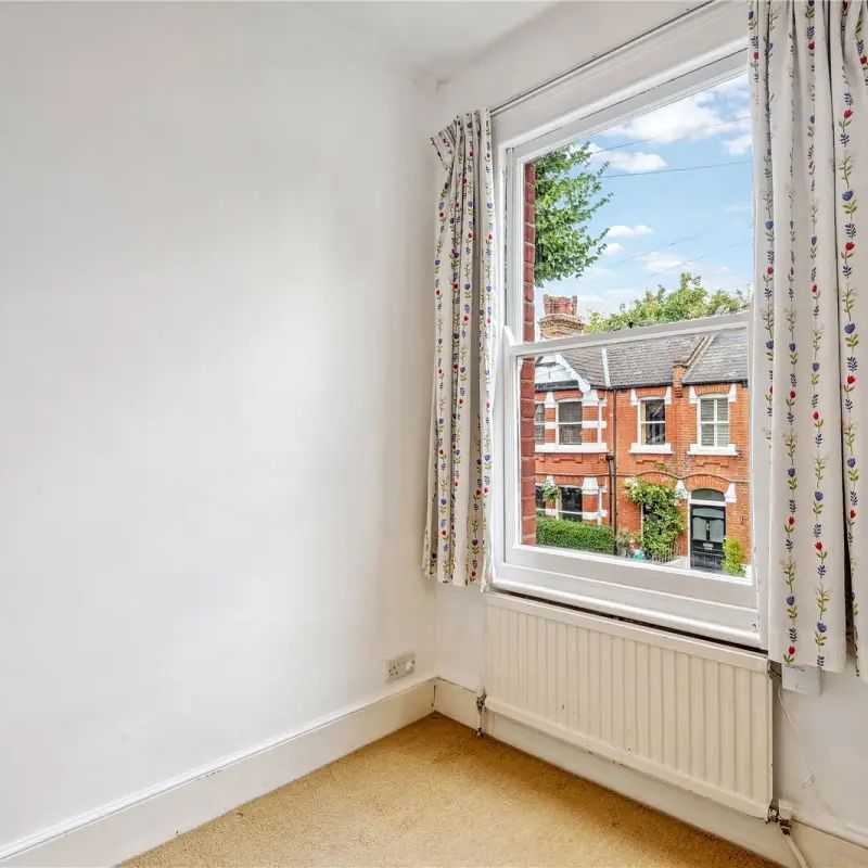 2 bedroom flat in Chiswick - Photo 1