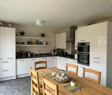 Modern 2022 Built Detached Home near Hospital – Perfect for Familie... - Photo 5