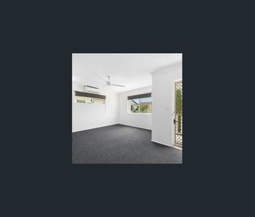 Refurbished townhouse in convenient complex - Photo 5