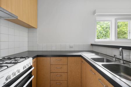 Fresh & Perfectly Positioned in Prime Armadale - Photo 2