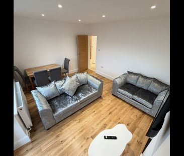 3 Bed Flat, Darlington House, SW8 - Photo 1