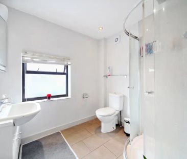 3 bedroom flat in London - Photo 4