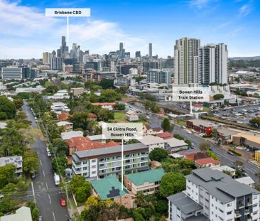 Spacious Two Bedroom Apartment with Balcony in Prime Location - Photo 2