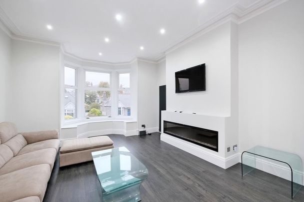 4 bedroom flat to rent - Photo 1