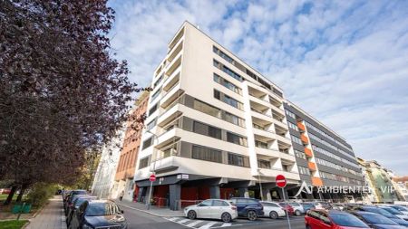 Pronájem luxusního bytu 1+kk s lodžií a garážovým stáním - Фото 2