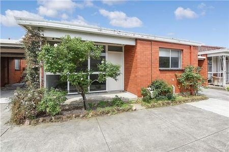 TWO BEDROOM | LOW MAINTENANCE | GREAT LOCATION - Photo 4