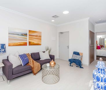 Beautiful Upstairs Apartment Living - Photo 2