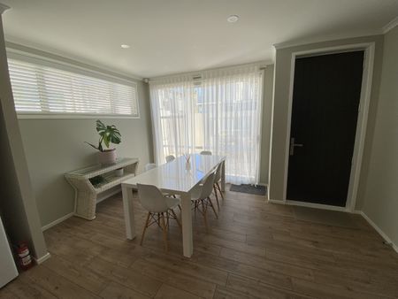 Modern Townhouse - Photo 2