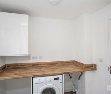 3 bed House - Detached To Let - Photo 4