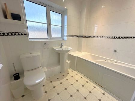 4 bedroom house to rent Eugene Way, Eastbourne, East Sussex, BN23 - Photo 2
