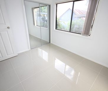 Modern 2 bedroom Flat. Walk to Train, Shops and Schools - Photo 1