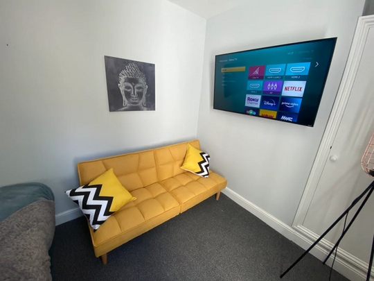 1 bedroom in a house share to rent - Photo 1