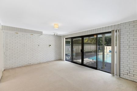 LARGE FAMILY HOME WITH SPACE FOR EVERYONE - Photo 4