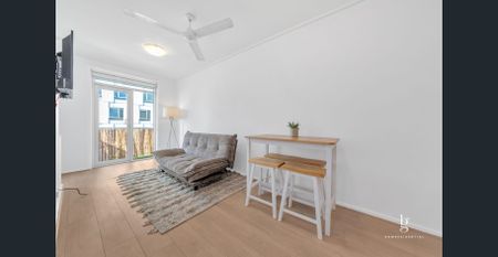 Spacious Living in the heart of Carlton! ***Furnished*** - Photo 4