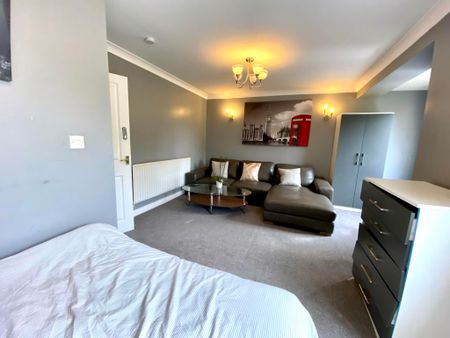 Beautiful 5 bed property overlooking All Saints Park Room 1 - Photo 3