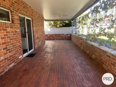 MODERN THREE BEDROOM HOME! - Photo 4
