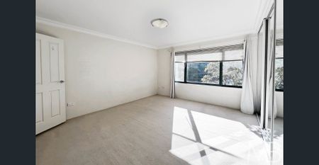 PREMIUM MID-FLOOR APARTMENT IN A PRIME WALK-TO-RAIL LOCATION - Photo 5